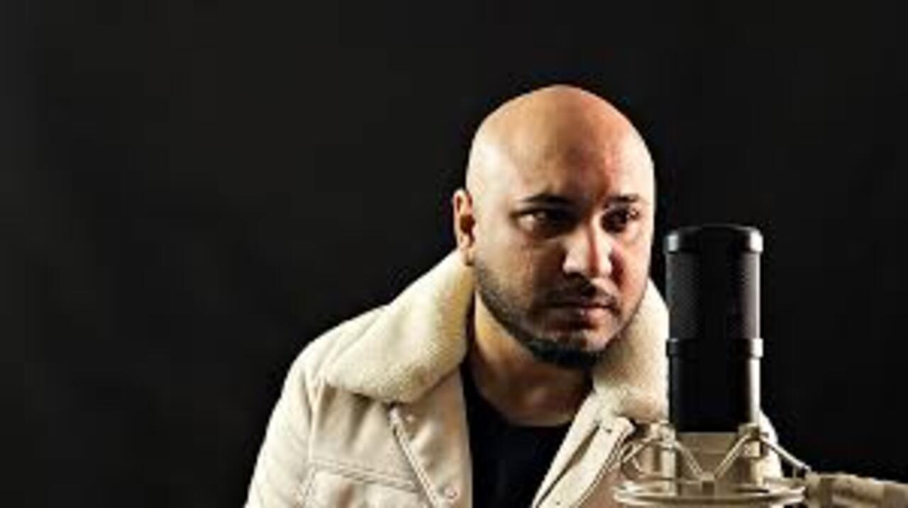 B Praak is known for his powerful and emotional voice, and one of his standout patriotic songs is Teri Mitti from the film Kesari. This song has become an anthem of love and sacrifice for the motherland. 